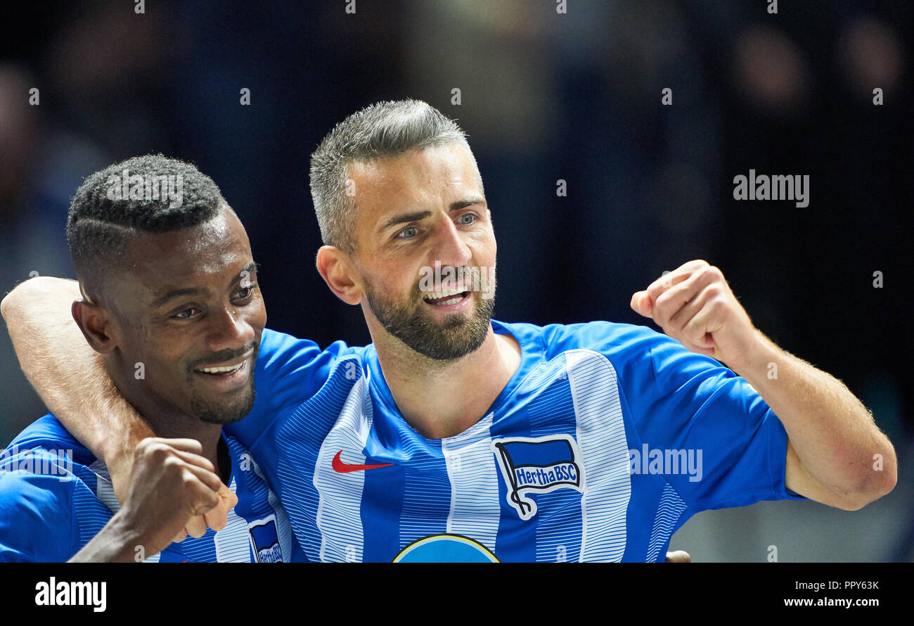 Calcio tedesco, Berlino, 28 settembre 2018 Vedad IBISEVIC, Hertha 19 shoot obiettivo per 1-0 contro Manuel NEUER, FCB 1 Tifo, gioia, emozioni, celebrando, ridere, tifo, rallegratevi, sistemando i bracci, stringendo il pugno, celebrare, celebrazione, Salomon KALOU, Hertha 8 Hertha BSC BERLIN - FC Bayern Munich - DFL REGOLAMENTI VIETANO QUALSIASI USO DI FOTOGRAFIE come sequenze di immagini e/o quasi-VIDEO - 1.della Lega calcio tedesca , Berlino, Settembre 28, 2018, STAGIONE 2018/2019, giornata 6 © Peter Schatz / Alamy Live News Foto Stock