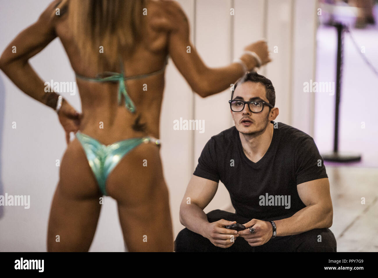 Barcellona, in Catalogna, Spagna. 28 Sep, 2018. Controlli Trainer pone di una femmina di bodybuilding nel backstage durante il ''Arnold Classic Europe'' 2018 competizione multisport in Barcellona. Credito: Celestino Arce Lavin/ZUMA filo/Alamy Live News Foto Stock