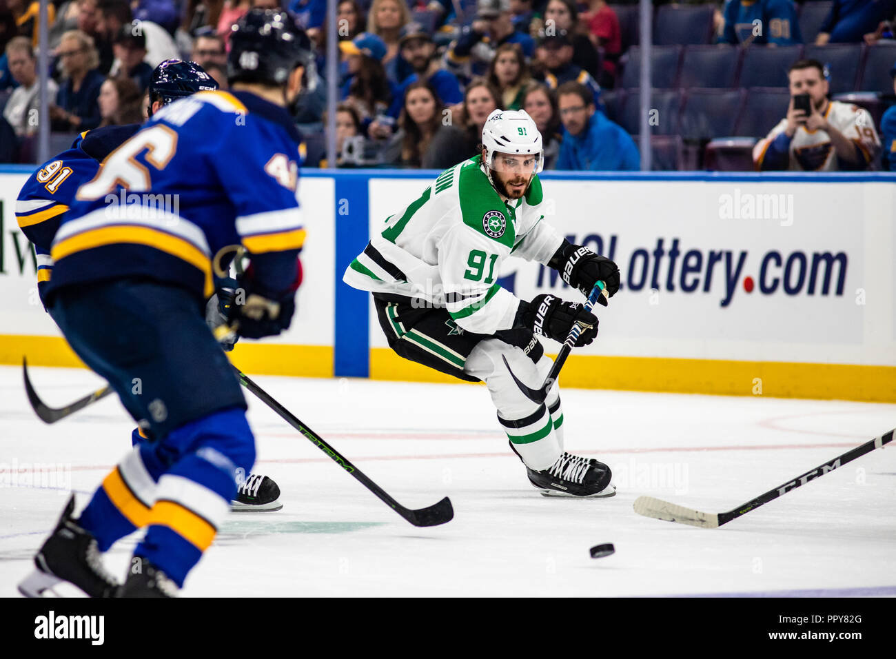 San Louis, Stati Uniti d'America. 28 Settembre, 2018. NHL pre-stagione: Dallas Stars a San Louis Blues. Tyler Seguin (91) taglia attraverso la zona di folle nel secondo periodo contro il St. Louis Blues. ©Ben Nichols/Alamy Live News Foto Stock