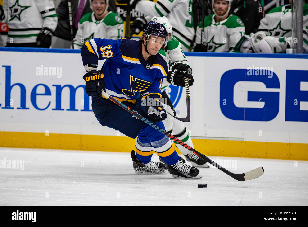 San Louis, Stati Uniti d'America. 28 Settembre, 2018. NHL pre-stagione: Dallas Stars a San Louis Blues. Jay Bouwmeester (19) fends off il bastone di Tyler Seguin (91) nel secondo periodo. ©Ben Nichols/Alamy Live News Foto Stock