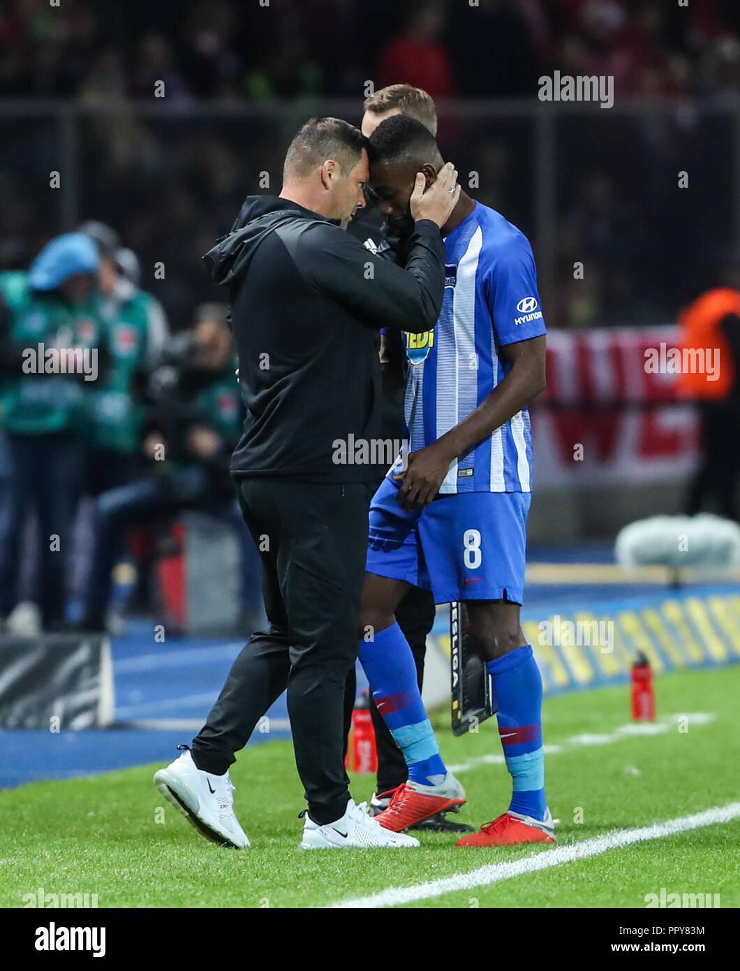 Berlino, Germania. 28 Sep, 2018. Hertha's head coach Dardai Pal (L) abbracci sostituito player Salomon Kalou durante un match della Bundesliga tra Hertha BSC e Bayern Monaco di Baviera a Berlino, capitale della Germania, il 7 settembre 28, 2018. Hertha BSC ha vinto 2-0. Credito: Shan Yuqi/Xinhua/Alamy Live News Foto Stock