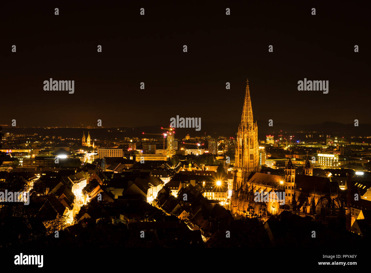 Germania, Magic luci sopra Freiburg im Breisgau nella notte Foto Stock