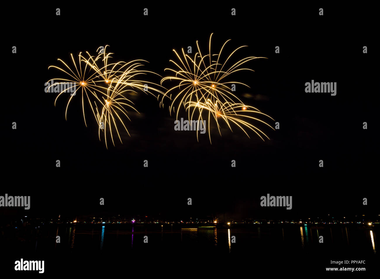 Golden fuochi d'artificio di hogmanay a lago Foto Stock