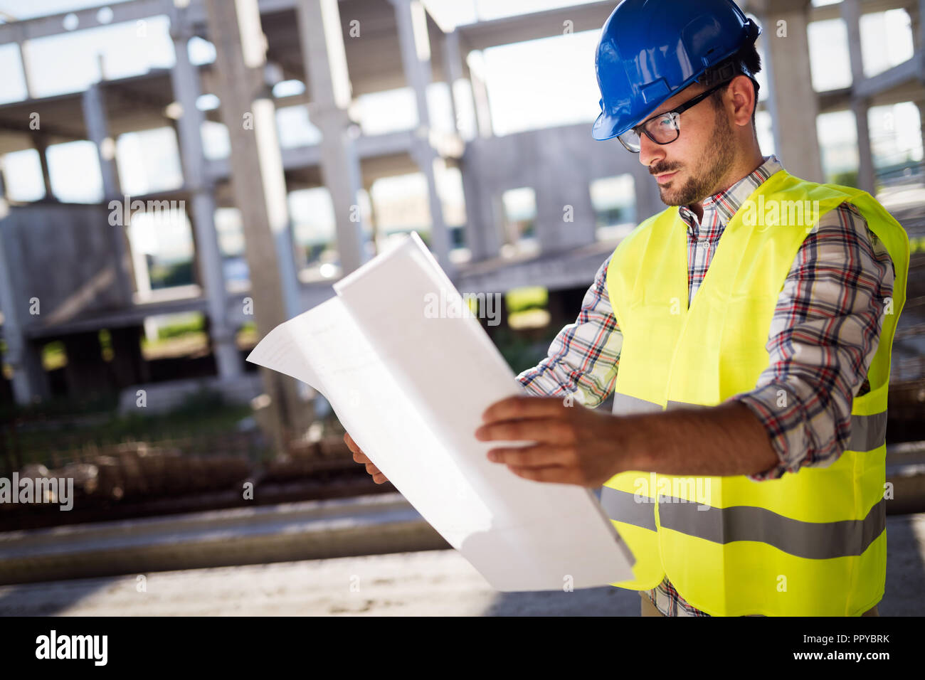 Giovane uomo d affari sito in costruzione engineer Foto Stock