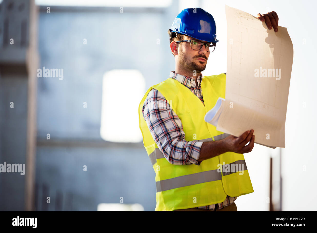 Giovane uomo d affari sito in costruzione engineer Foto Stock