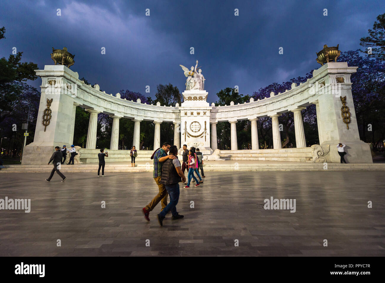Le persone che visitano Benito Juárez Emiciclo in Alameda Central Park, a Città del Messico Foto Stock