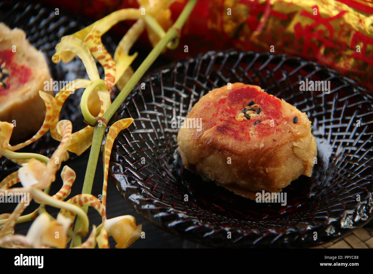 I Hopia. Cotto al forno pasticceria Cinese di Mung bean, melone invernale e cioccolata ripieni di pasta sfoglia di pasta alimentare. Foto Stock