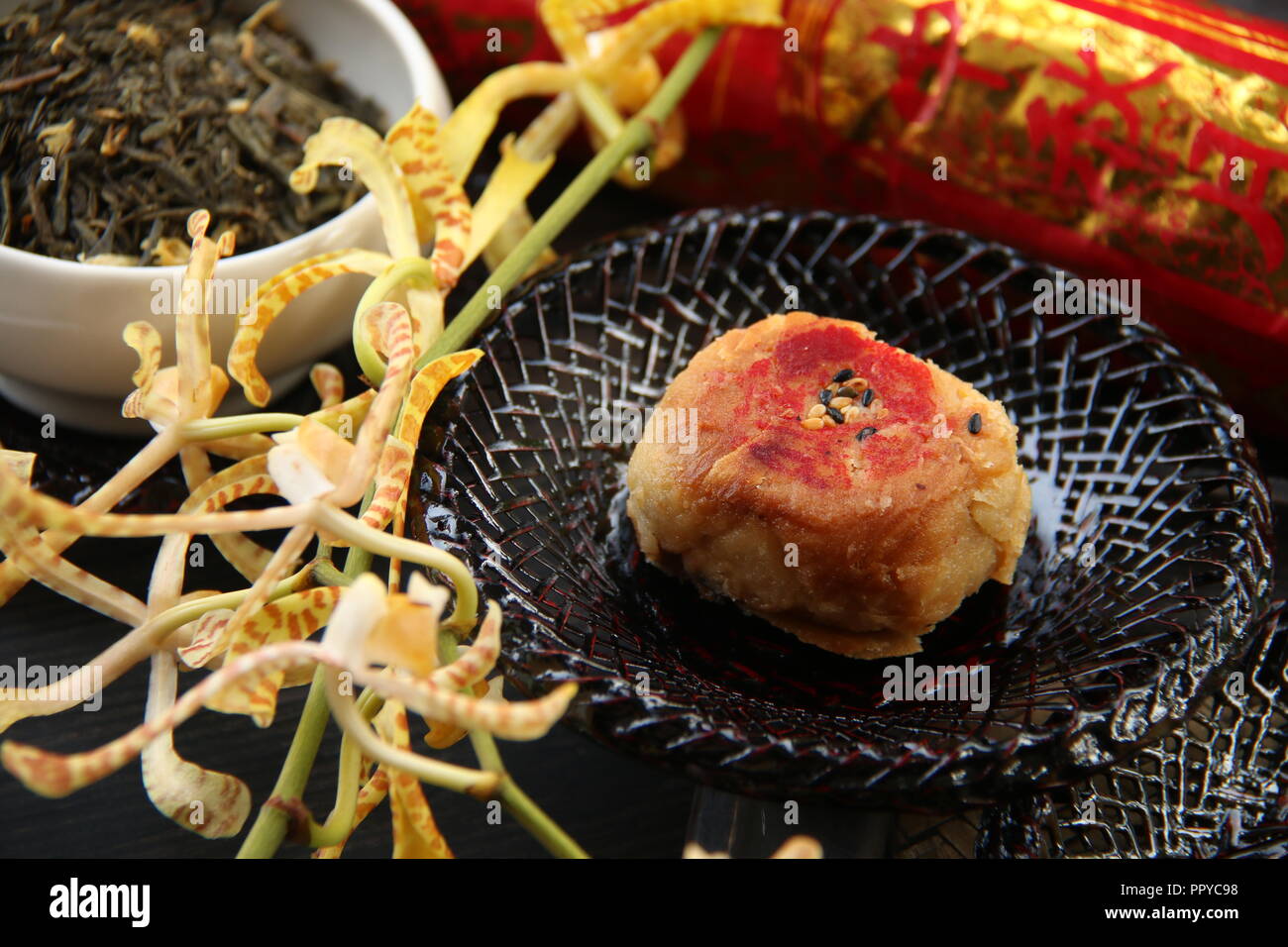 I Hopia. Cotto al forno pasticceria Cinese di Mung bean, melone invernale e cioccolata ripieni di pasta sfoglia di pasta alimentare. Foto Stock