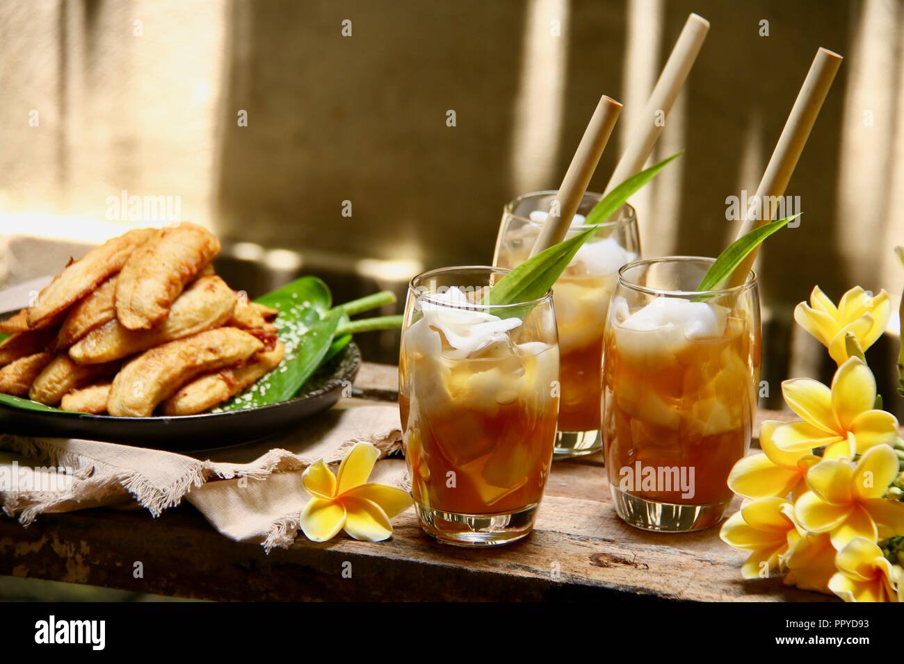 Es Tambring. In stile Balinese tradizionale bevanda ghiacciata di succo di cocco con lo zucchero di palma e il tamarindo Foto Stock
