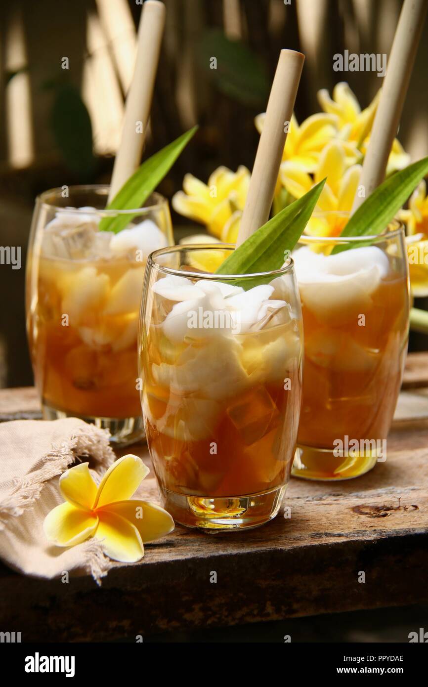 Es Tambring. In stile Balinese tradizionale bevanda ghiacciata di succo di cocco con lo zucchero di palma e il tamarindo Foto Stock