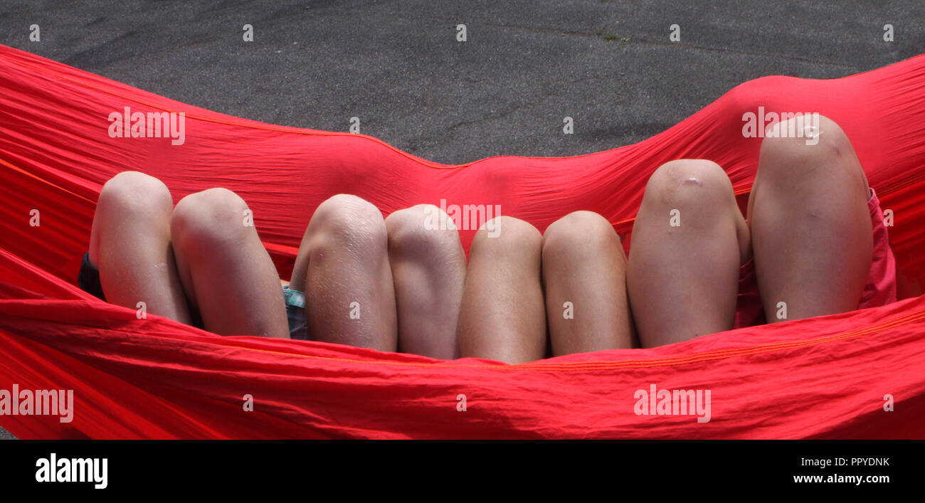 Visual pun ginocchia in rosso amaca simile a denti Foto Stock
