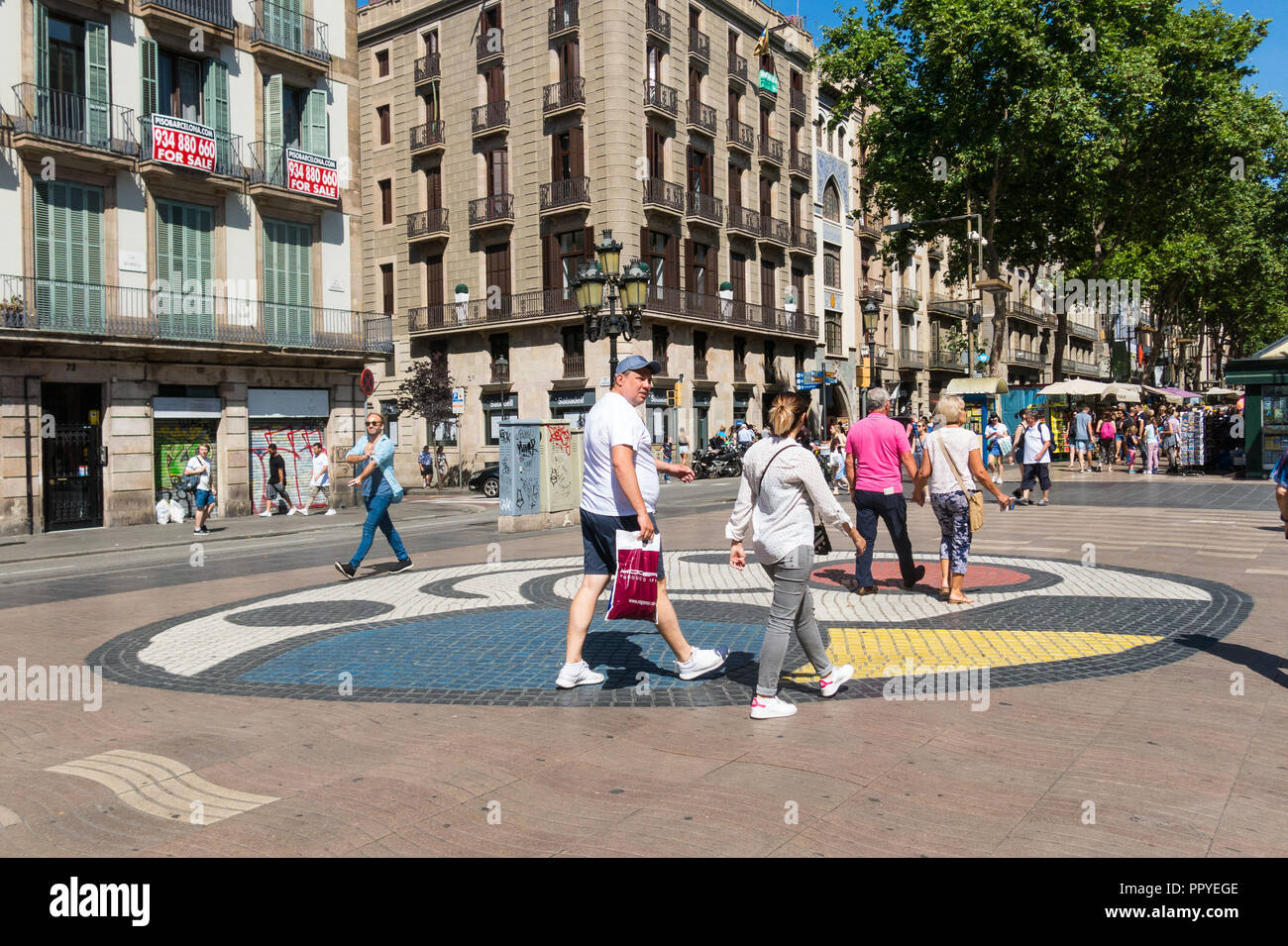 Barcellona, Spagna - 2 settembre: Joan Miro il Pla de l'os mosaico in La Rambla il 2 settembre 2017 a Barcellona, Spagna. Migliaia di persone a piedi o giornaliero Foto Stock