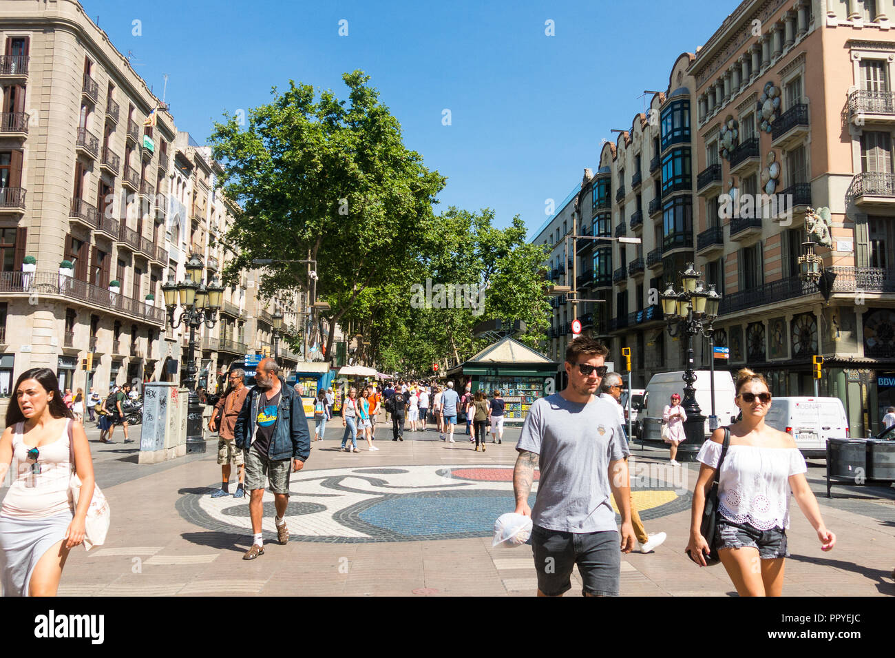 Barcellona, Spagna - 2 settembre: Joan Miro il Pla de l'os mosaico in La Rambla il 2 settembre 2017 a Barcellona, Spagna. Migliaia di persone a piedi o giornaliero Foto Stock