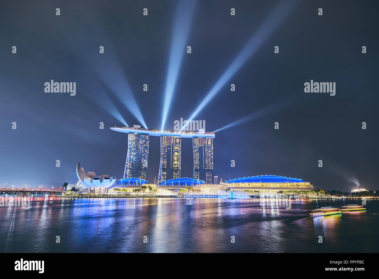 Singapore - 7 Settembre 2018: vista notturna della ArtScience Museum (sinistra) e Marina Bay Sands Hotel nel centro cittadino di Singapore il 7 settembre 2018. Foto Stock