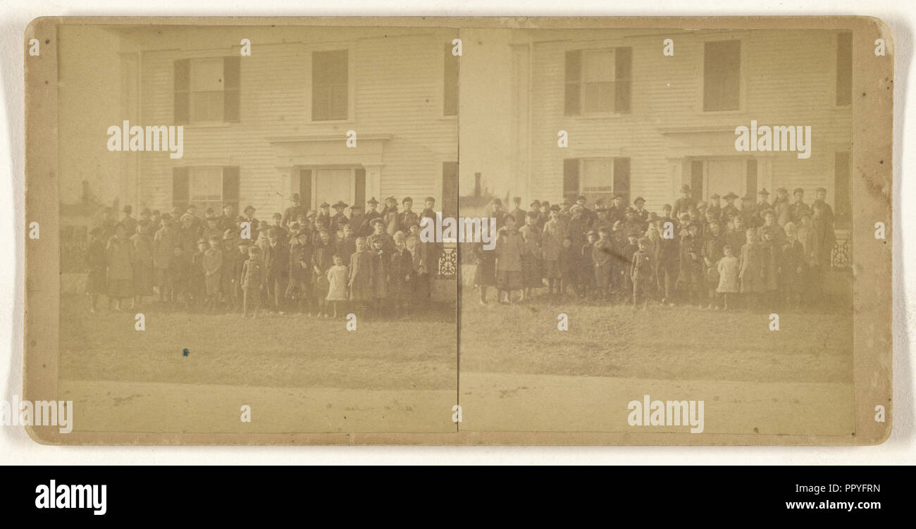 Un gruppo di bambini della scuola di poste al di fuori; American; circa 1870; albume silver stampa Foto Stock