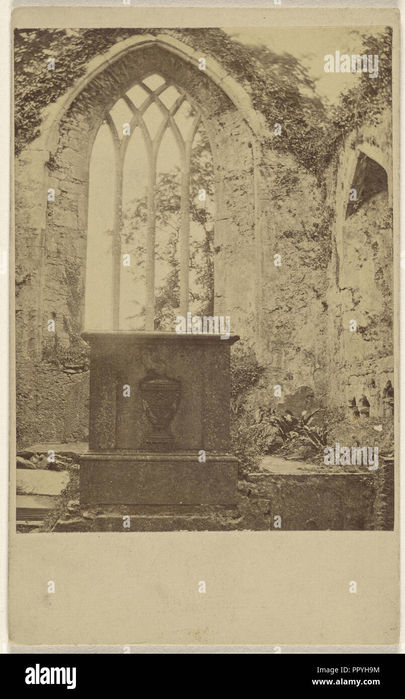 Abbazia Muckross rovine. Il Coro e grande finestra orientale..; British; circa 1865; albume silver stampa Foto Stock