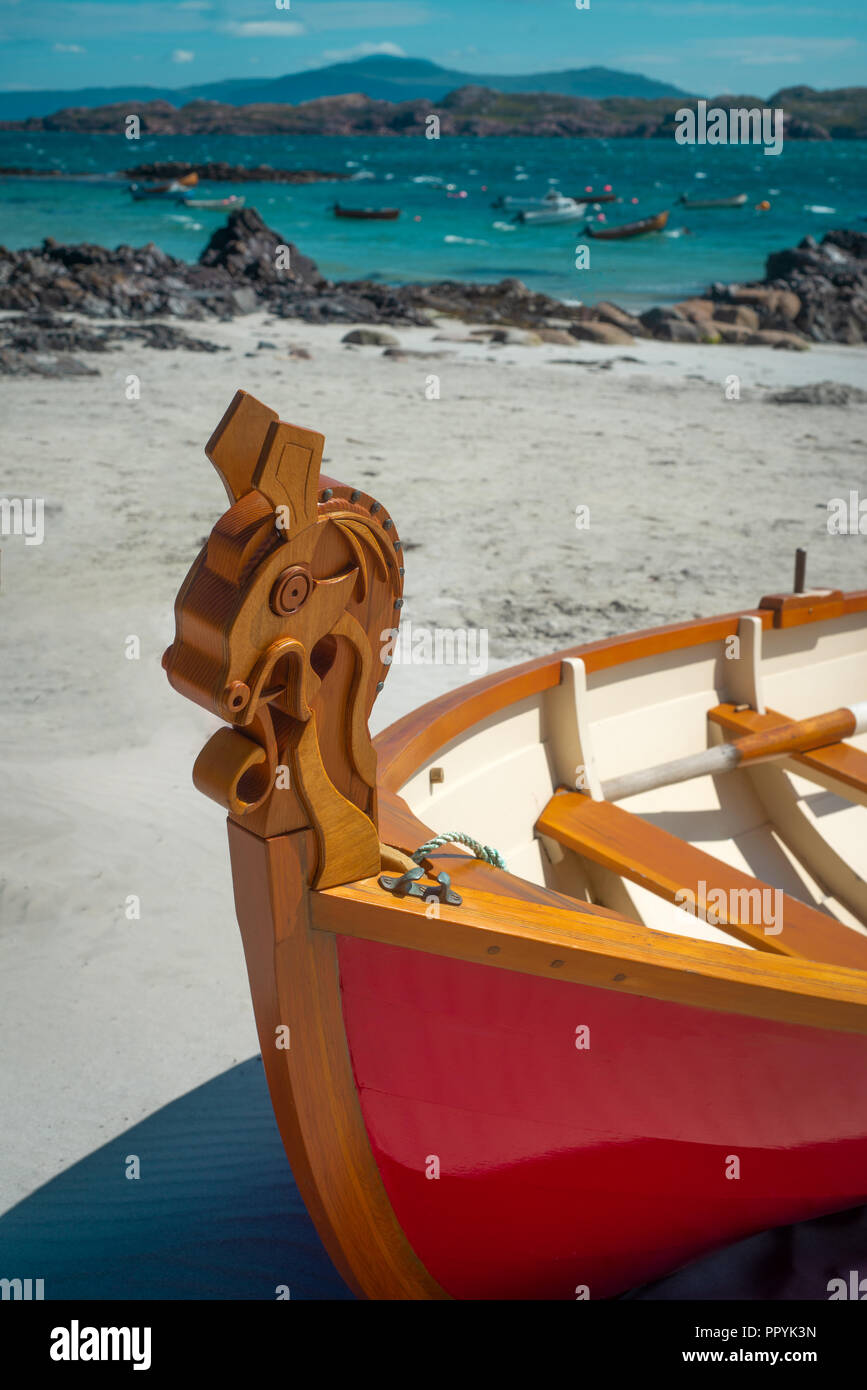 Intagliato cavallo celtico Design su Skiff di legno, Ebridi Interne, Scozia Foto Stock
