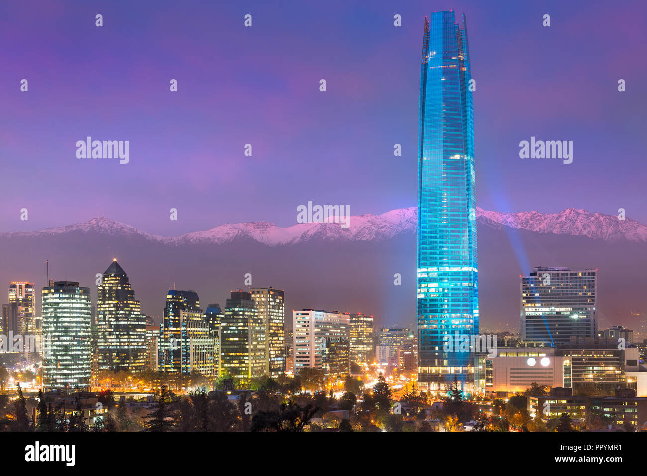 Il quartiere finanziario skyline con Los Andes Mountains nella parte posteriore, Las Condes de Santiago de Cile Foto Stock