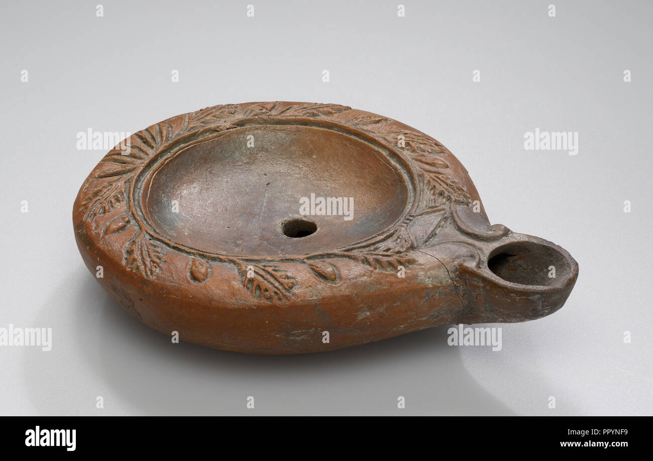 Lampada, Anatolia; 1° - 4° secolo; cotto; 1,8 x 7,7 x 10 cm, 11,16 x 3 1,16 x 3 15,16 in Foto Stock