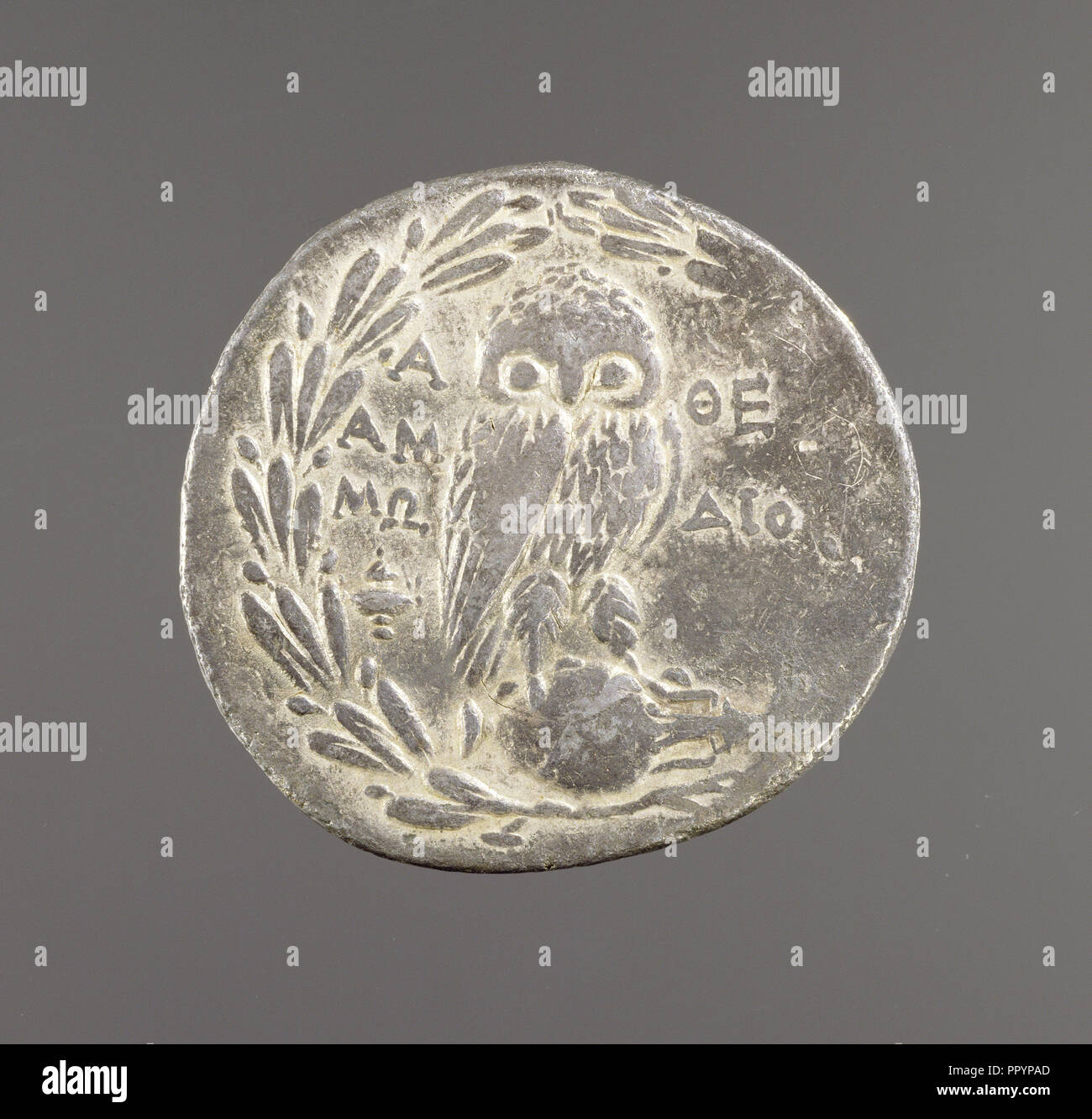 Il gufo su un vasetto di storage; Atene, Grecia; 182 - 181 B.C; argento; 4.4 cm, 1 3,4 A Foto Stock