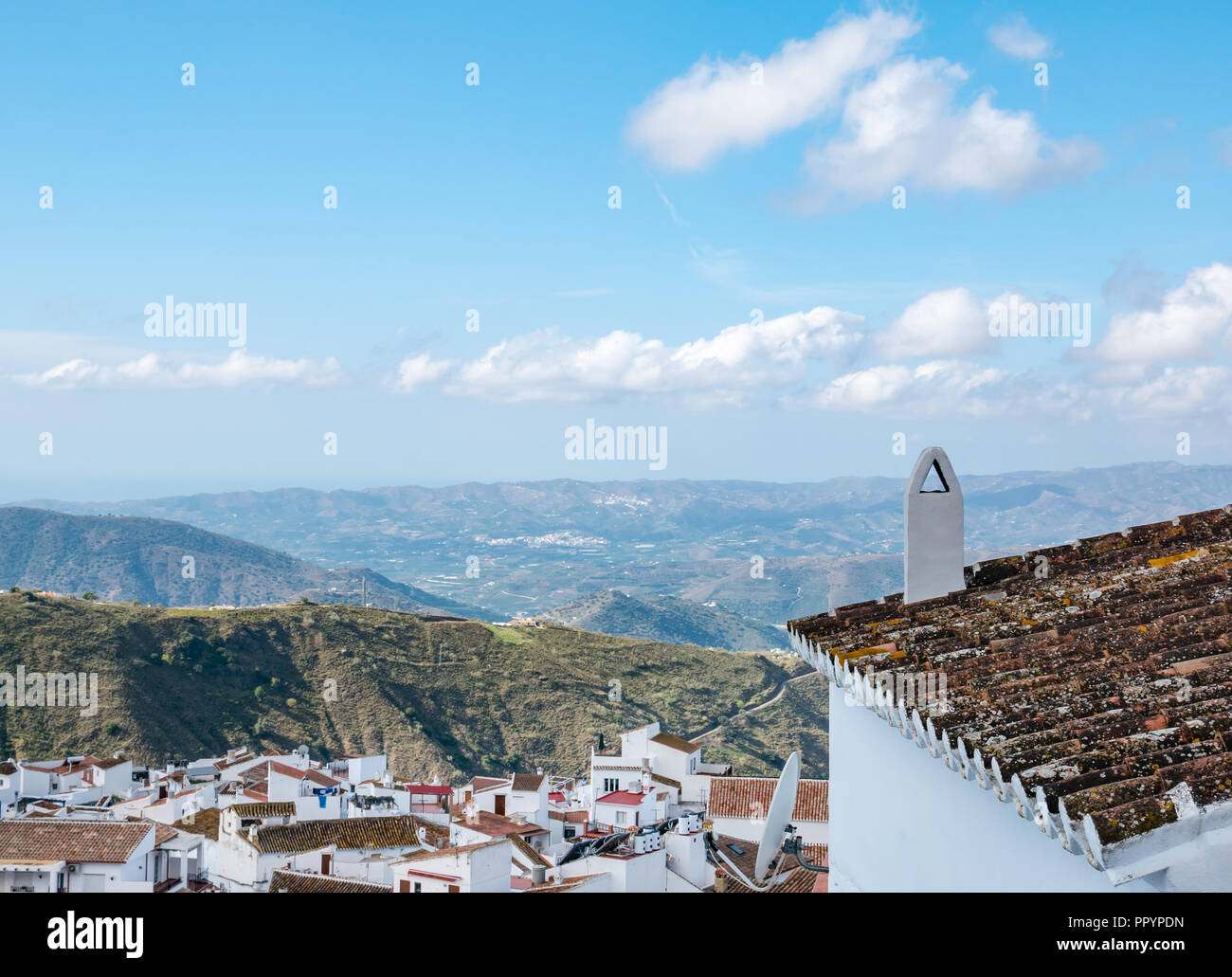 Di tegole rosse e i tetti di case bianche e vista della valle, Canillas de Acientuna, Mudejar route, Axarquia, Andalusia, Spagna Foto Stock