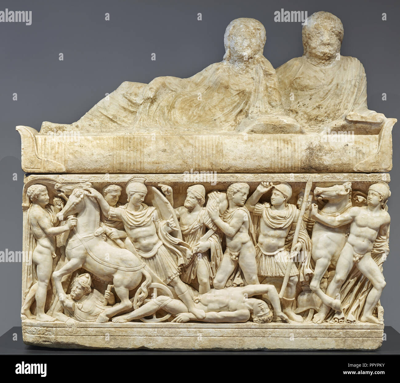 Coperchio di sarcofago; realizzato in un attico workshop; Atene, Grecia; A.D. 180-220; marmo; 100 × 95 × 218 cm Foto Stock