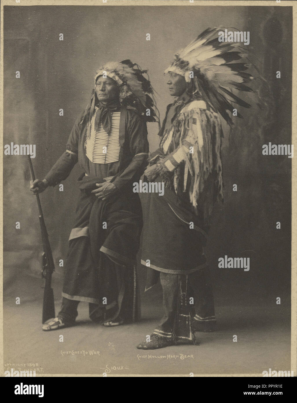 Capo va alla guerra e la cava di Capo Horn Bear, Sioux; Adolph F. Muhr, americano, morì 1913, Frank A. Rinehart American, 1861 Foto Stock