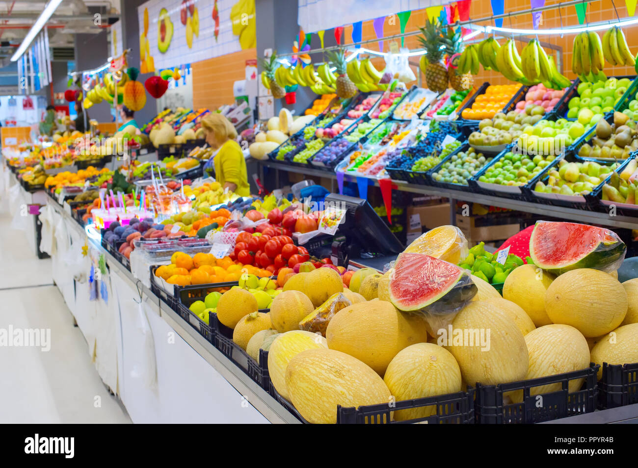 Anguria, melone e altri frutti al mercato Bolhao a Porto, Portogallo Foto Stock