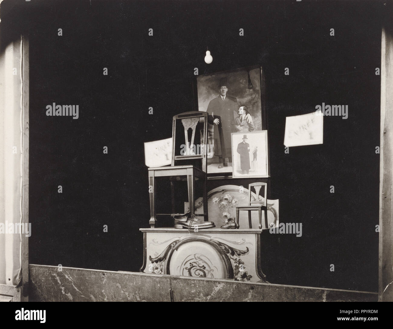 Street stand in fiera, Fête du Trône, Eugène Atget, francese, 1857 - 1927, e Berenice Abbott, americano, 1898 - 1991, negativo Foto Stock