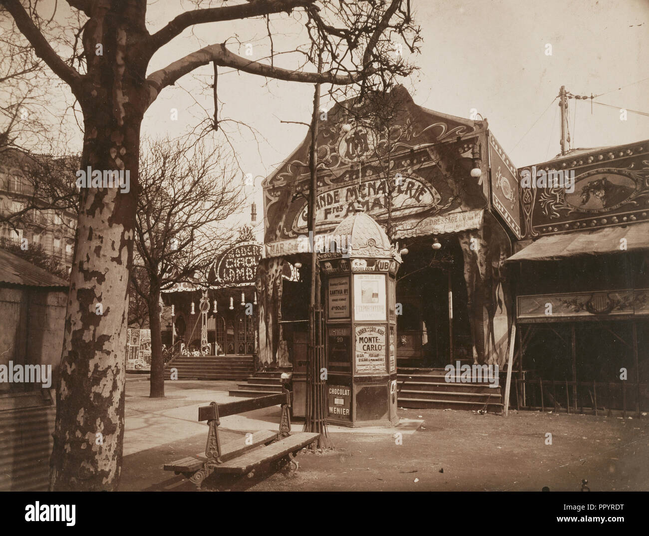Chiosco e Street Fair, Fête du Vaugirard; Eugène Atget, francese, 1857 - 1927, Parigi, Francia; 1925; gelatina stampa argento-out Foto Stock