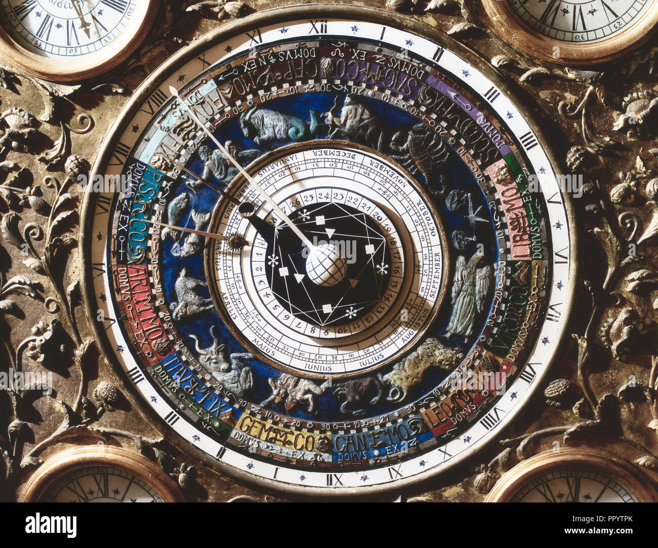 Vintage orologio con mappa celeste raffigurante le costellazioni e i segni dello zodiaco Foto stock Alamy