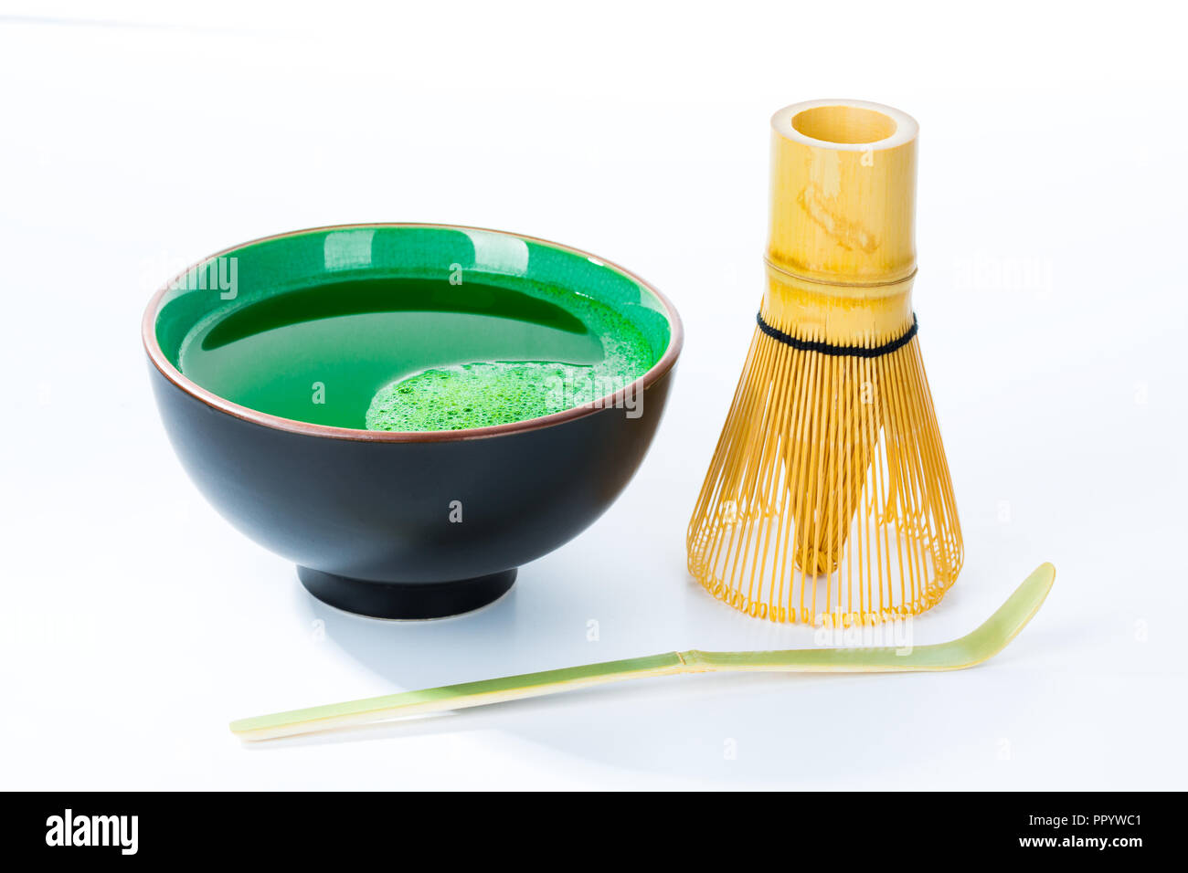 Tè verde Matcha con in coppa witj frusta e il bambù Foto Stock
