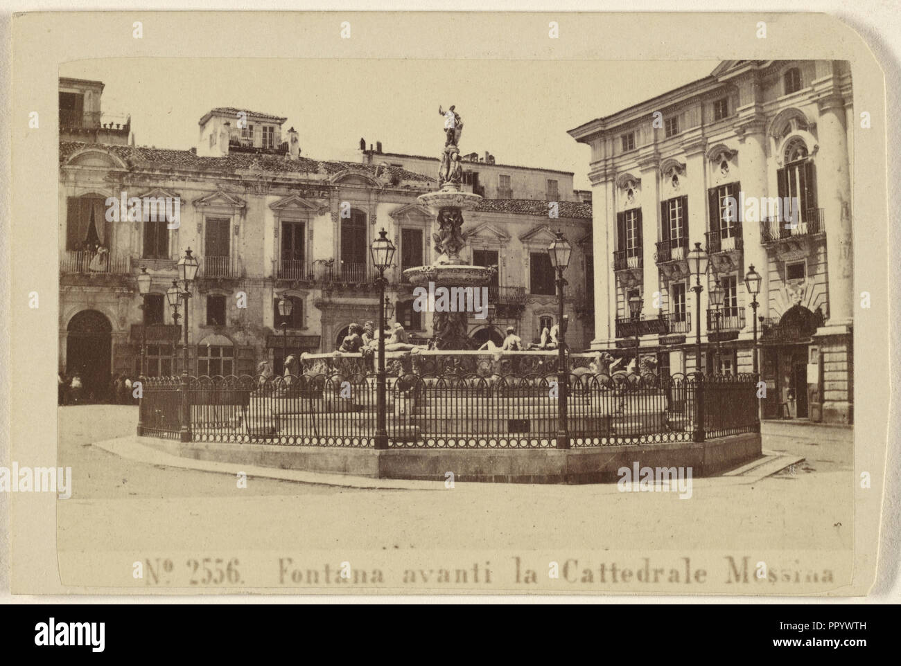 Fontana avanti la Cattedrale Messina; Sommer & Behles, Italiano, 1867 - 1874, febbraio 23, 1867; albume silver stampa Foto Stock