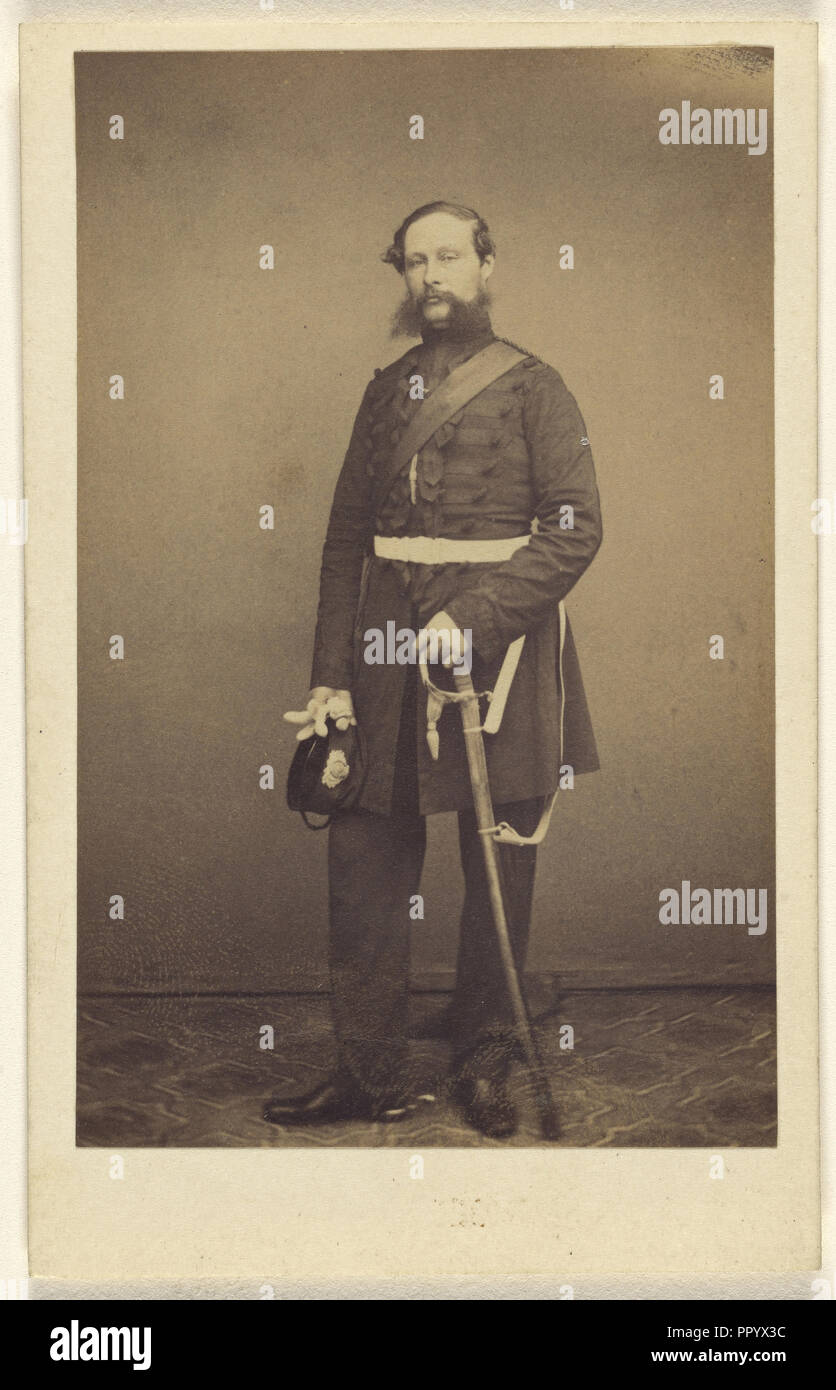L uomo vestito in uniforme militare; Maull & Polyblank, British, attivo 1850 - 1860S, 1862 - 1865; albume silver stampa Foto Stock