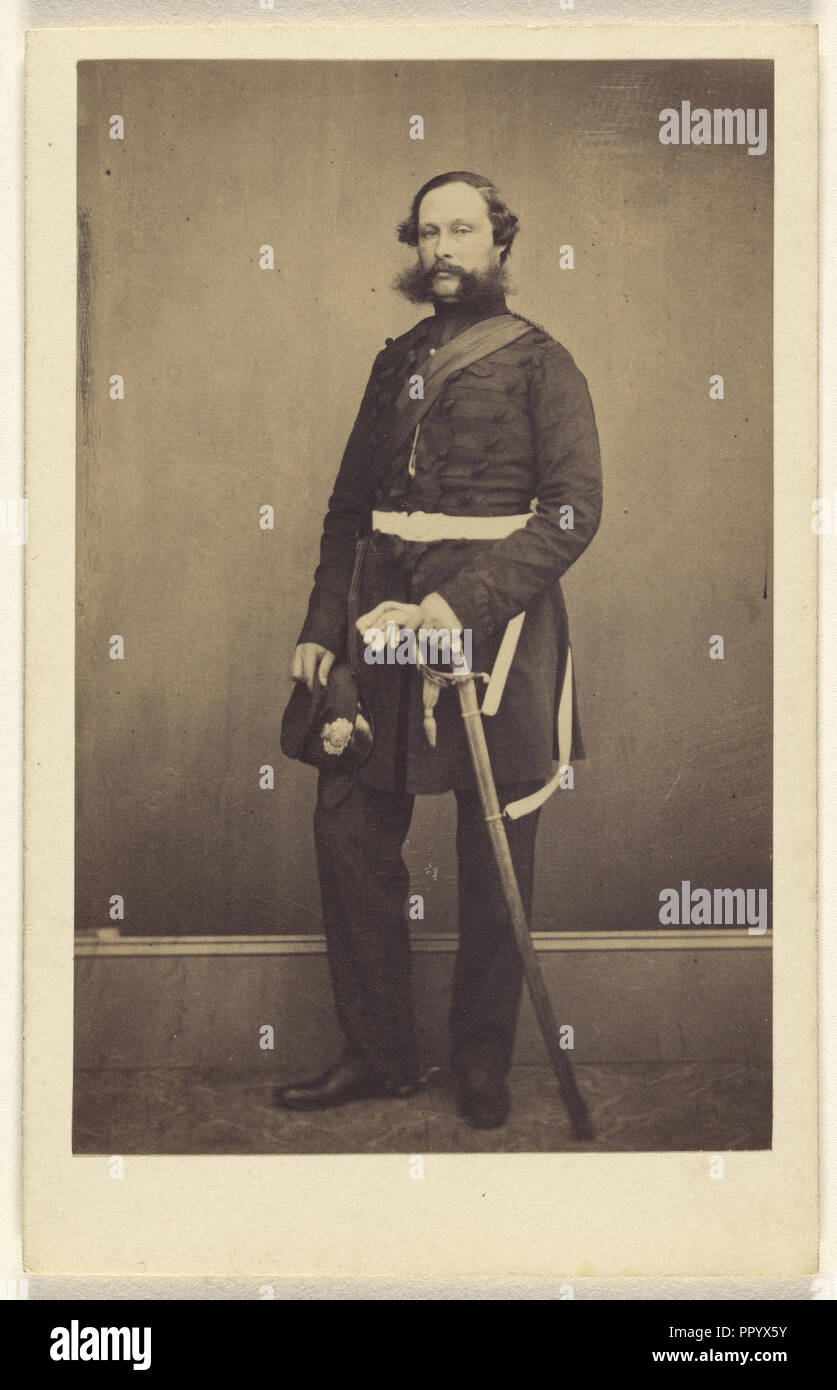Uomo in uniforme militare; Maull & Polyblank, British, attivo 1850 - 1860S, 1860 - 1865; albume silver stampa Foto Stock