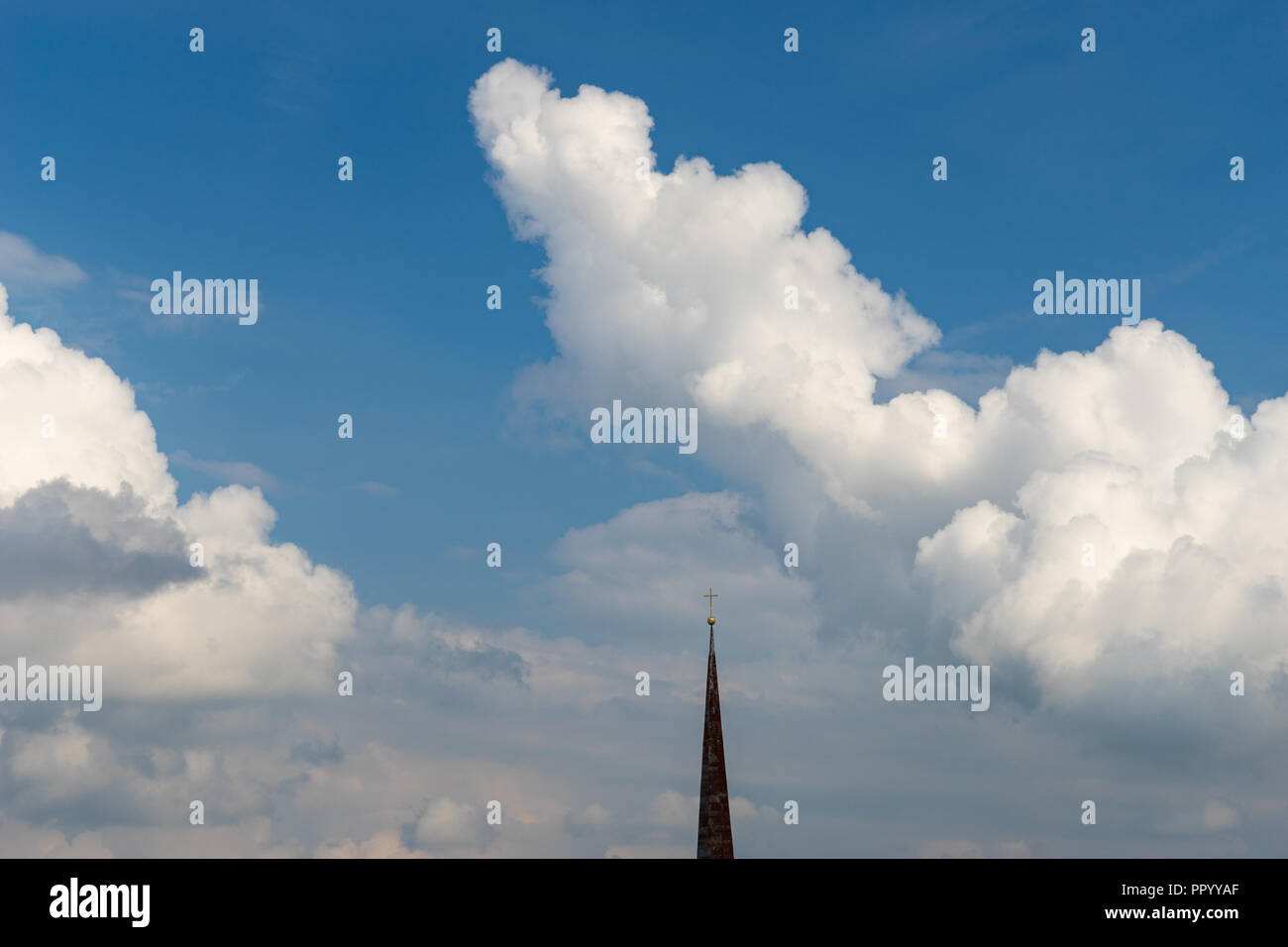 La guglia con croce contro cloudscape, la fede e la religione nozione Foto Stock