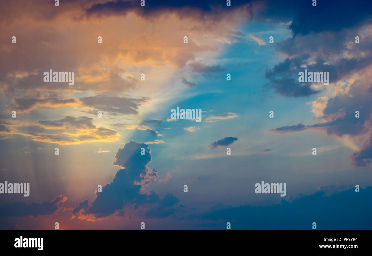 Bello e colorato cloudscape con raggi solari, sfondo naturale Foto Stock