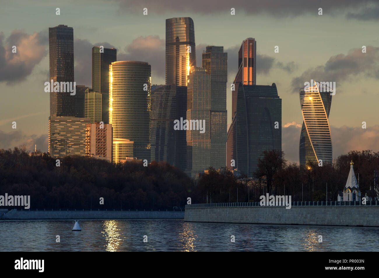Viste della città di Mosca per il lungomare al tramonto Foto Stock