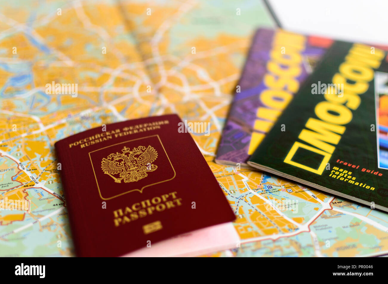 Sul tavolo si trova una mappa di Mosca. passaporto. guide Foto Stock
