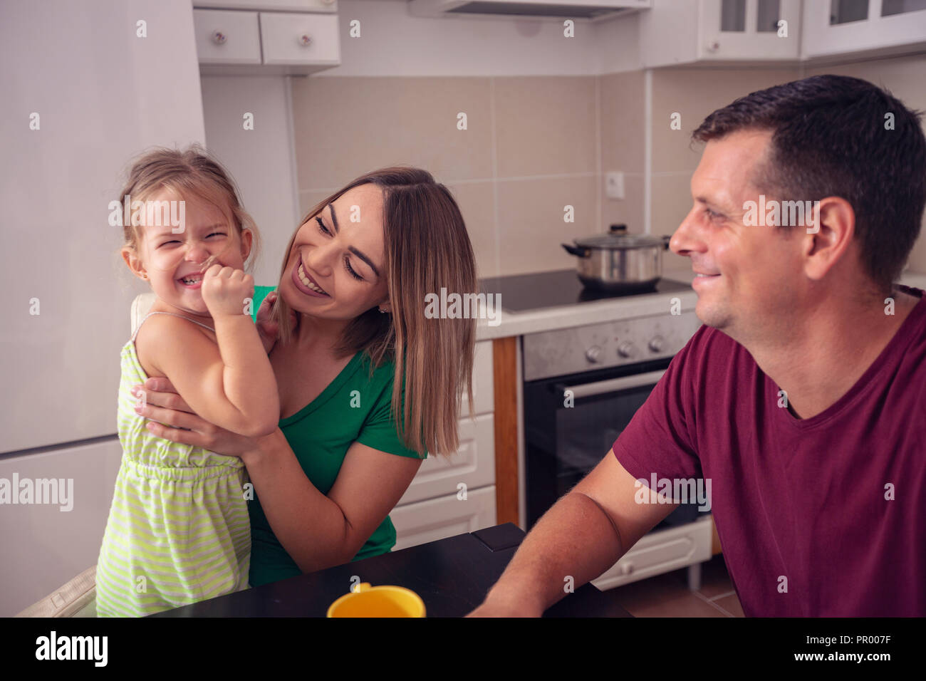 La famiglia felice avente tempi di divertimento a casa insieme Foto Stock