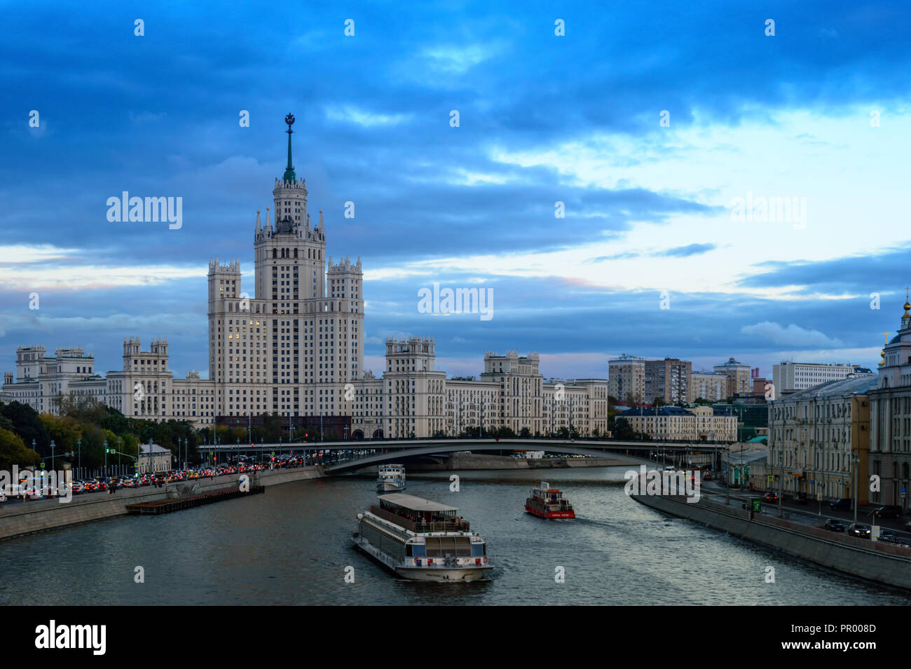 Vista del grattacielo su Kotelnicheskaya embankment con ponte galleggiante Foto Stock