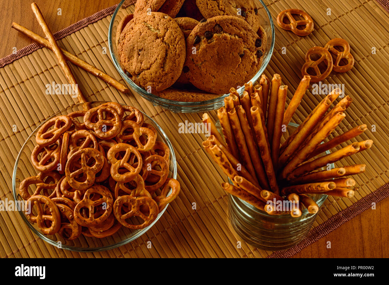 Farina di avena cookie, salatini, bastoncini di pane in un contenitore di vetro per il tè Foto Stock