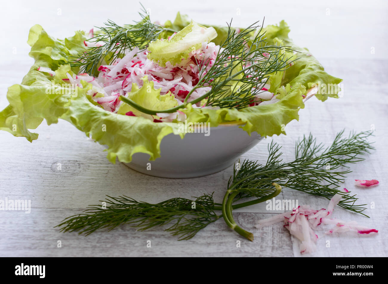 Il ravanello con insalata di verdure su un piatto da portata. La vista dall'alto Foto Stock