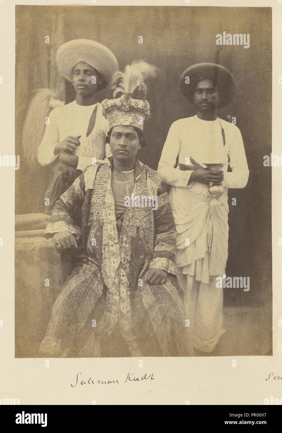 Suliman Kudr, figlio di Umjud alleato Shah, e due servi; attribuita a Felice Beato, 1832 - 1909, India Foto Stock