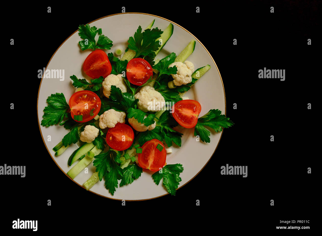 Ortaggi freschi con insalata di cavolo bianco su sfondo nero. Vista superiore Foto Stock