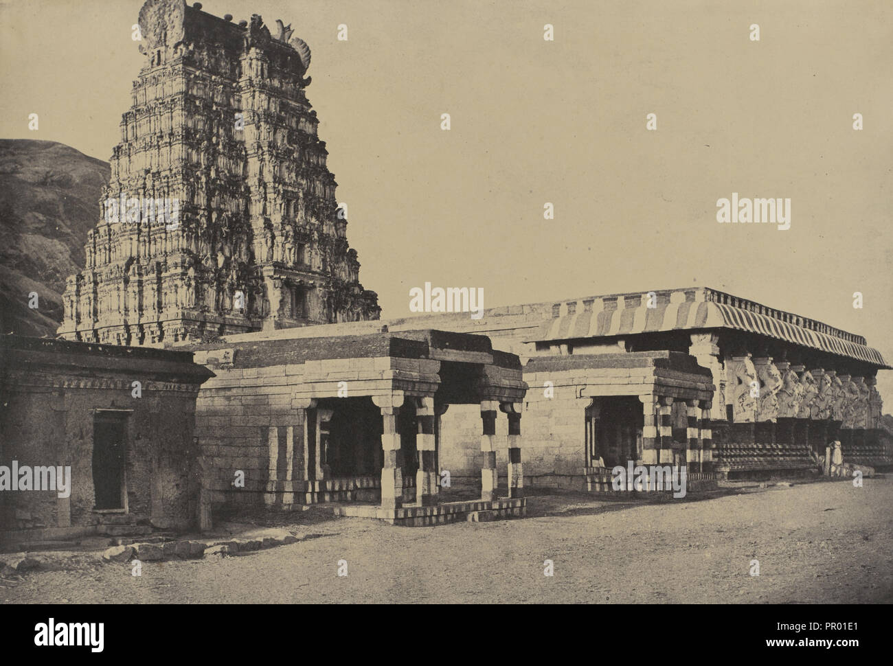 Secunder malese. Pagoda Therooparungoonrum ai piedi della collina; Capt. Linnaeus trippa, inglese, 1822 - 1902, Madura, India Foto Stock