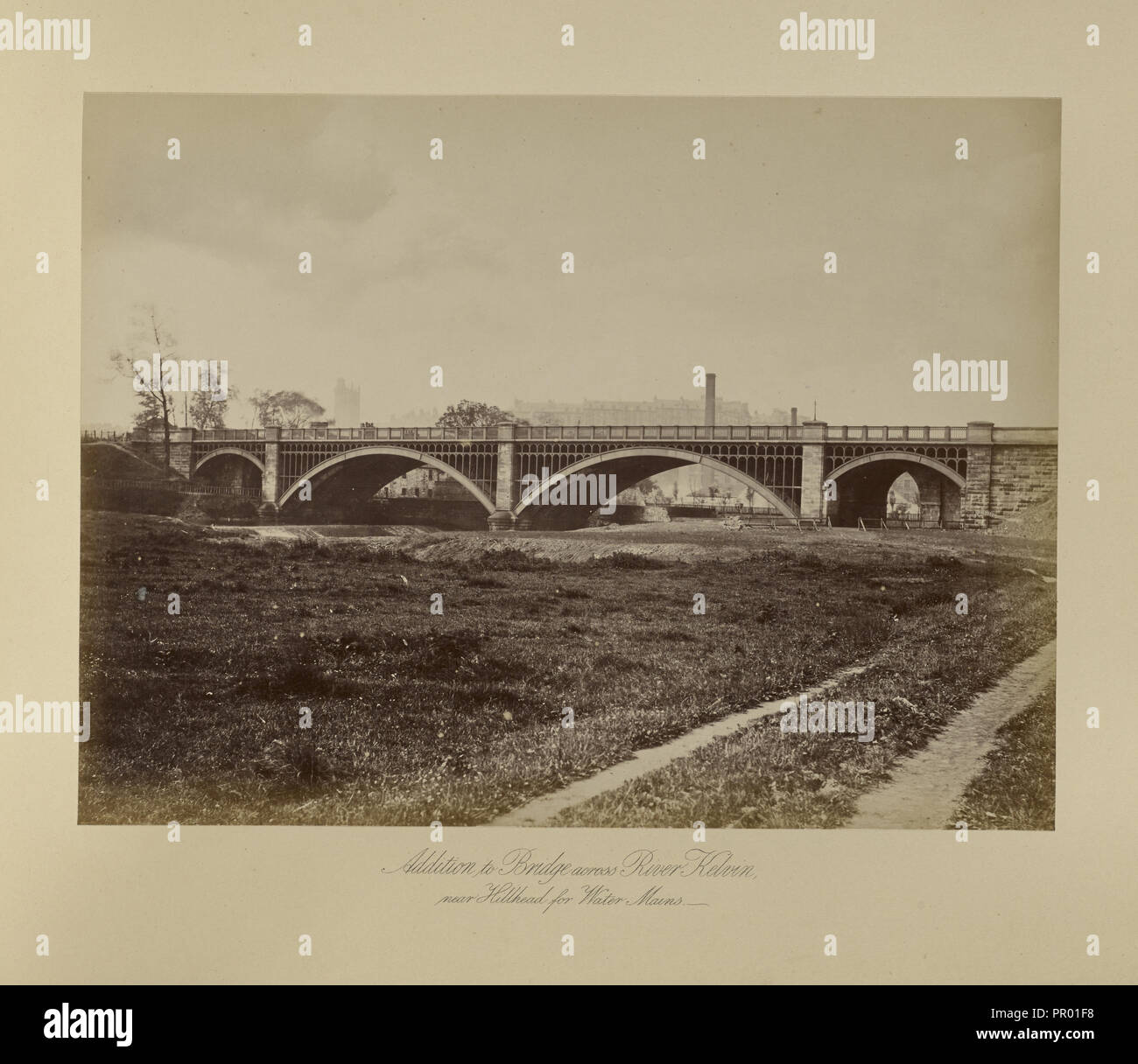 Oltre al ponte sul fiume Kelvin; Thomas Annan, Scozzese,1829 - 1887, Glasgow, Scozia; 1877; albume silver stampa Foto Stock