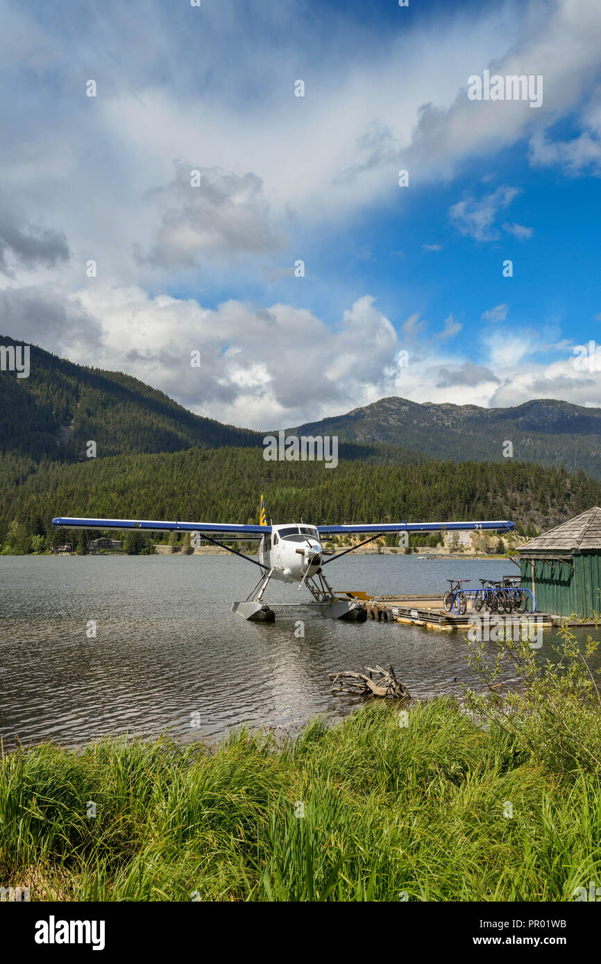 WHISTLER, BC, Canada - Giugno 2018: un ampio angolo di visione di un Whistler Air Turbine Otter presso il terminale di idrovolante a Whistler. Foto Stock