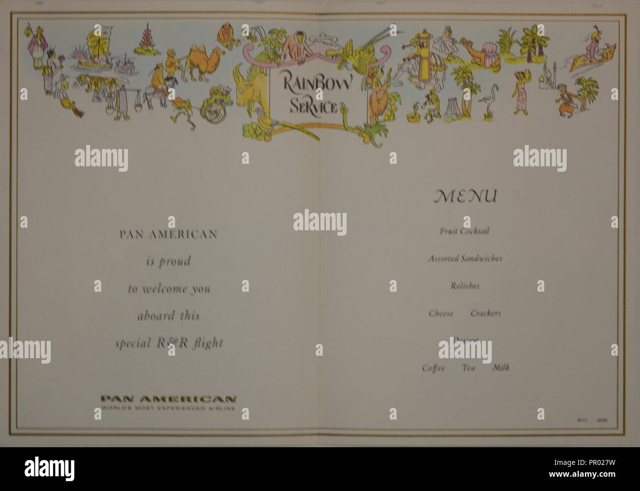 Menu per un Pan American Airline di riposo e rilassamento (R e R) volo per i combattenti, con una varietà di immagini orientalista, compresi gli allevatori di cammelli, tappeti volanti e rikshaw, e pagode che circonda il "Rainbow Service" titolo nel registro superiore, un benvenuto dal Pan American Airlines a sinistra e la flight menu a destra, pubblicato durante la Guerra del Vietnam, 1965. () Foto Stock