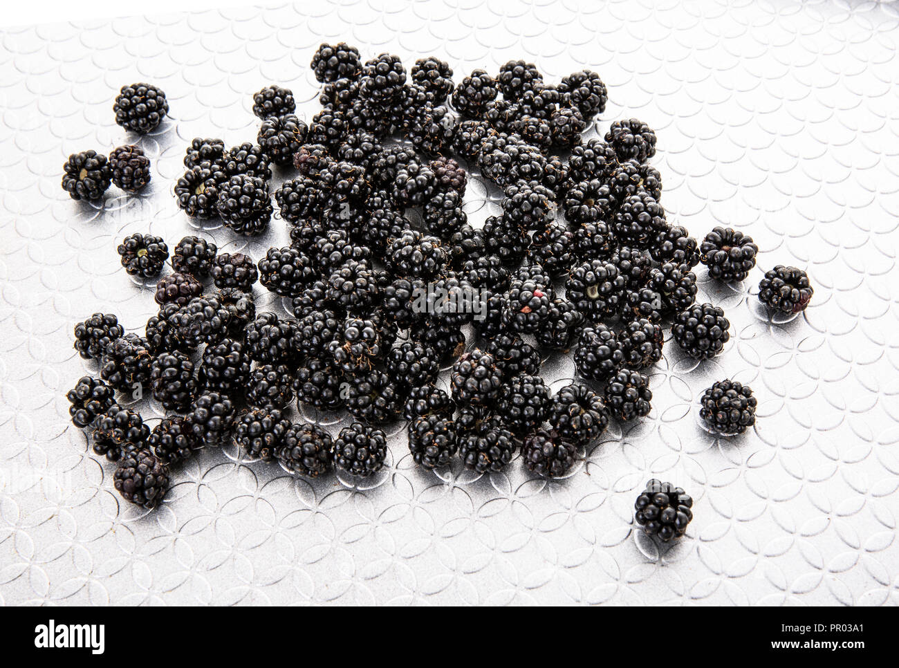 Fresche raccolte a mano more su un argento vassoio pattened Foto Stock